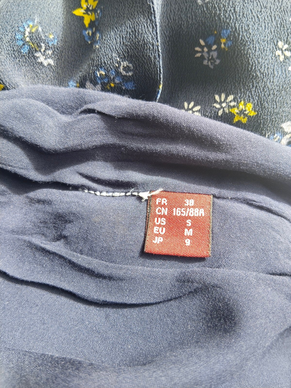 Robe longue 100% pure soie Comptoir des Cotonniers bleu marine et fleuri M flashback – Image 2
